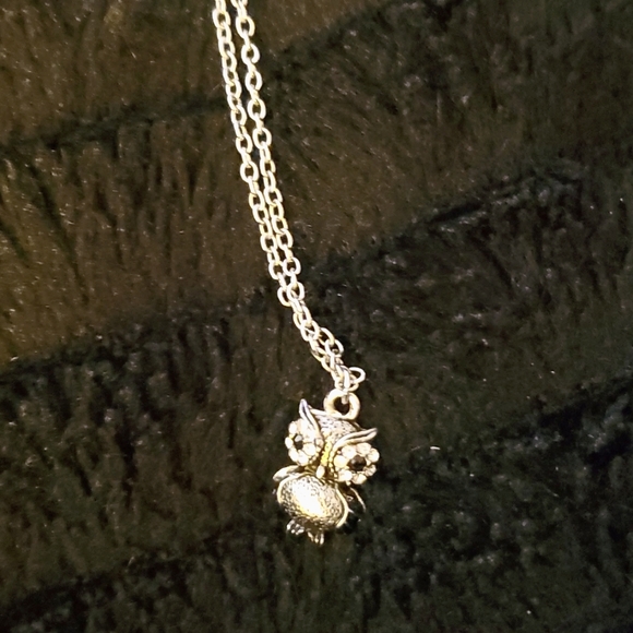 Dainty Owl Necklace - Picture 4 of 4